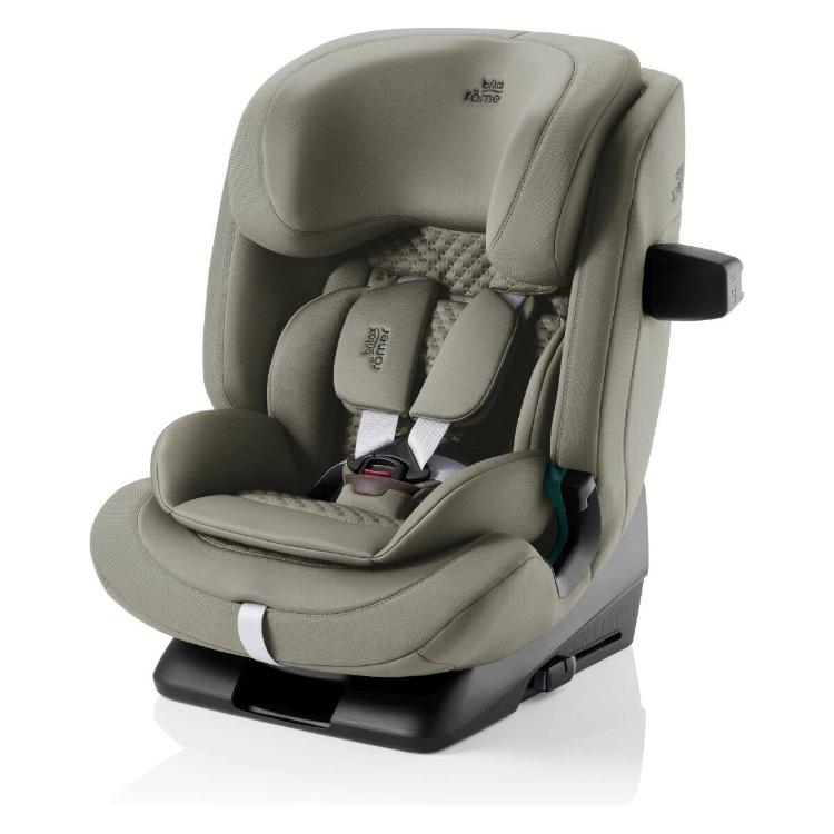 Poševni pogled na Britax Römer Advansafix Pro Lux i‑Size avtosedež z oblazinjenim sedežem in nastavljivo oporo za glavo.
