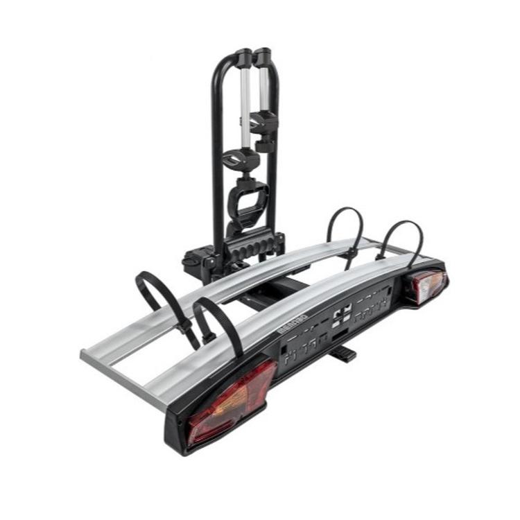 Nosilec za kolesa na vlečni kljuki z dvema aluminijastima tirnicama in zadnjimi lučmi.