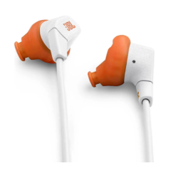 Bele žične ušesne slušalke z oranžnimi silikonskimi čepki, pogled od blizu