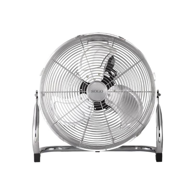 Namizni ventilator SOGO s kovinskim ohišjem in kromiranim stojalom, sprednji pogled na belem ozadju.