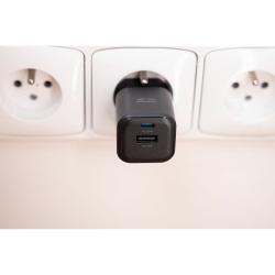 Hitri stenski polnilnik Swissten GaN 35 W v elegantni črni izvedbi z USB‑C Power Delivery izhodom 35 W in USB‑A Quick Charge izhodom 27 W omogoča hitro ter učinkovito polnjenje pametnih telefonov, tablic in drugih združljivih naprav.