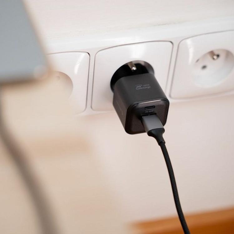 Hitri stenski polnilnik Swissten GaN 35 W v elegantni črni izvedbi z USB‑C Power Delivery izhodom 35 W in USB‑A Quick Charge izhodom 27 W omogoča hitro ter učinkovito polnjenje pametnih telefonov, tablic in drugih združljivih naprav.
