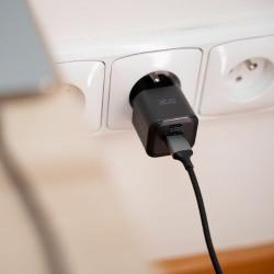 Hitri stenski polnilnik Swissten GaN 35 W v elegantni črni izvedbi z USB‑C Power Delivery izhodom 35 W in USB‑A Quick Charge izhodom 27 W omogoča hitro ter učinkovito polnjenje pametnih telefonov, tablic in drugih združljivih naprav.