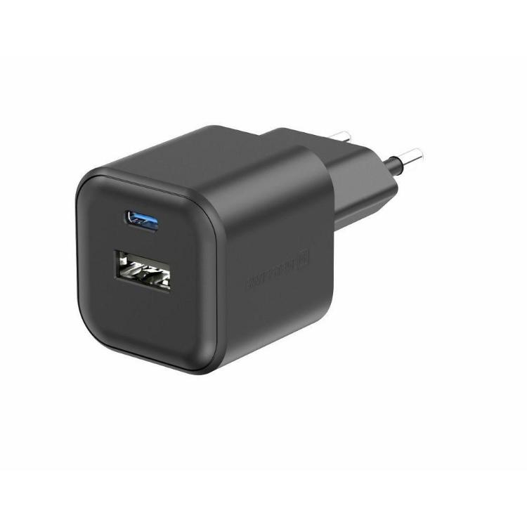 Kompaktni polnilnik Swissten GaN 35 W v črni barvi z USB‑C PD in USB‑A QC priključkoma omogoča sočasno polnjenje dveh naprav ter zagotavlja varno, hitro in zanesljivo napajanje za vsakodnevno uporabo.