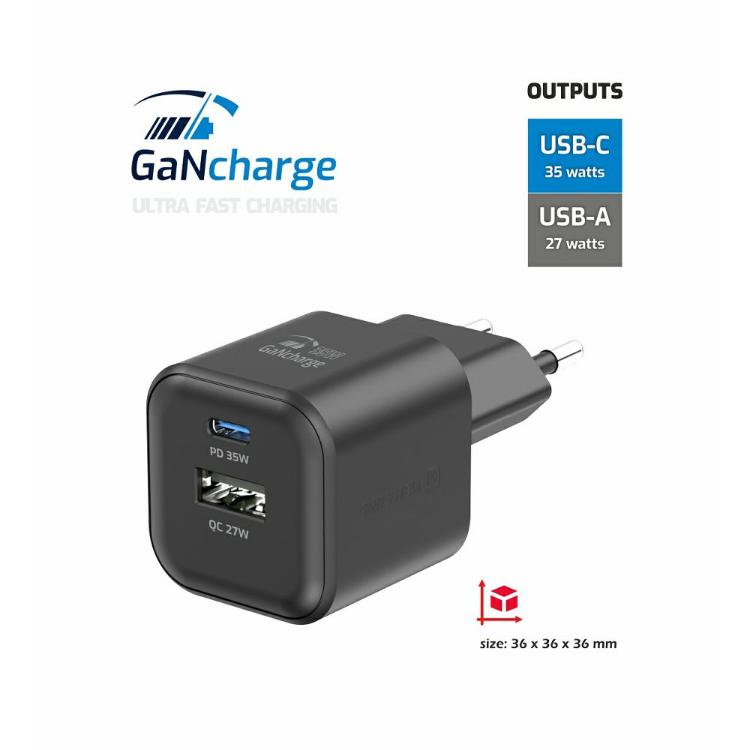 Kompaktni polnilnik Swissten GaN 35 W v črni barvi z USB‑C PD in USB‑A QC priključkoma omogoča sočasno polnjenje dveh naprav ter zagotavlja varno, hitro in zanesljivo napajanje za vsakodnevno uporabo.