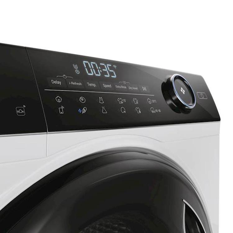 Upravljalna plošča pralno-sušilnega stroja Haier z LED-zaslonom, osvetljenim vrtljivim izbirnikom programov in intuitivnimi kontrolami na dotik omogoča enostavno prilagajanje nastavitev za optimalne rezultate pranja in sušenja.