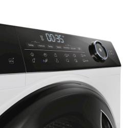 Upravljalna plošča pralno-sušilnega stroja Haier z LED-zaslonom, osvetljenim vrtljivim izbirnikom programov in intuitivnimi kontrolami na dotik omogoča enostavno prilagajanje nastavitev za optimalne rezultate pranja in sušenja.