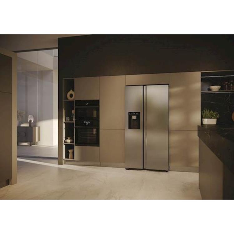 Haier Side‑by‑Side hladilnik HSW59F18EIMM vgrajen v sodobno kuhinjo z inox zaključkom, dozirnikom za vodo in led ter elegantnim minimalističnim videzom