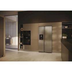 Haier Side‑by‑Side hladilnik HSW59F18EIMM vgrajen v sodobno kuhinjo z inox zaključkom, dozirnikom za vodo in led ter elegantnim minimalističnim videzom