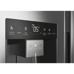 Detajl upravljalne plošče hladilnika Haier HSW59F18EIMM z zaslonom na dotik, prikazom temperature, Wi‑Fi povezljivostjo ter dozirnikom za vodo in led